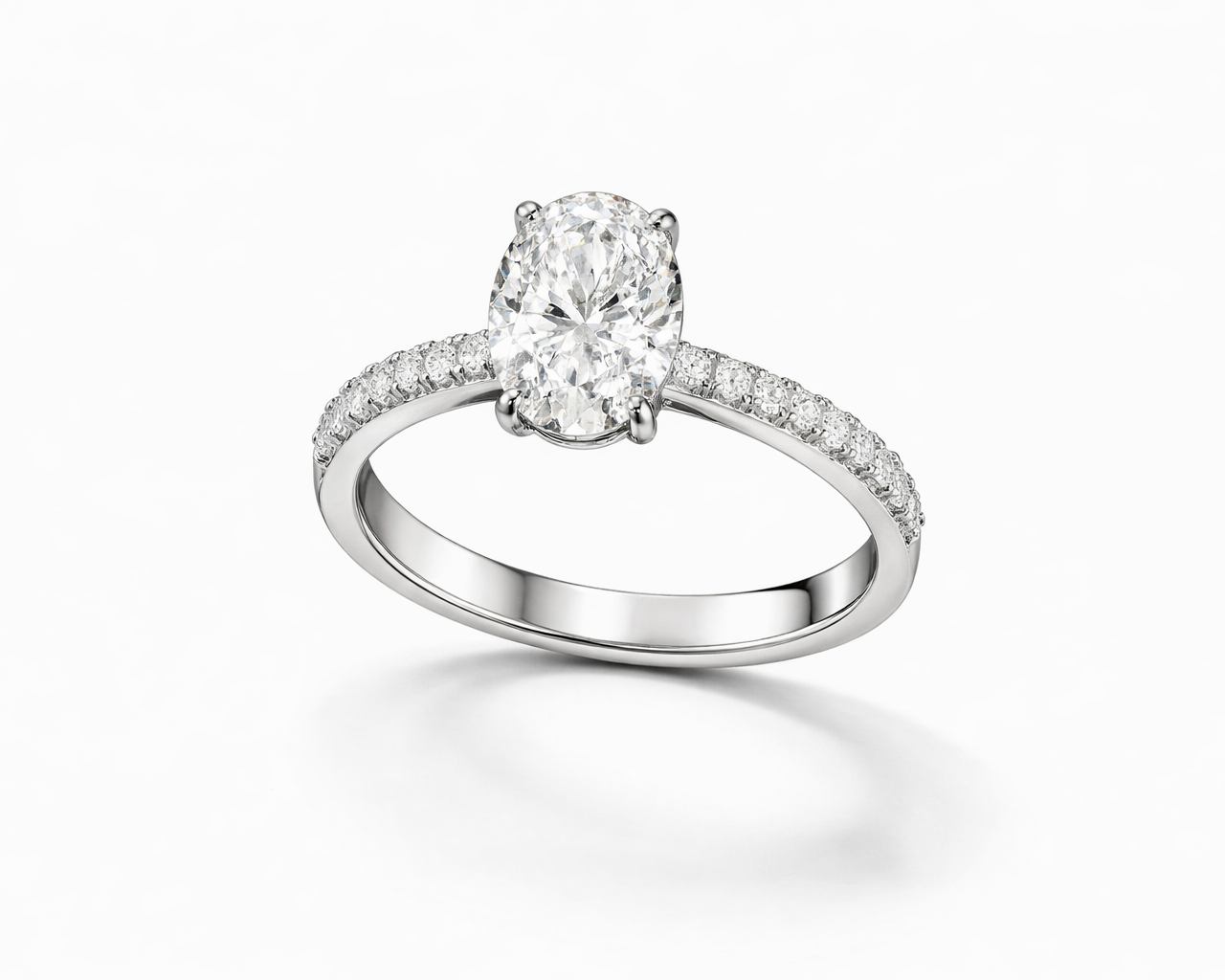 טבעת אובלית משובצת