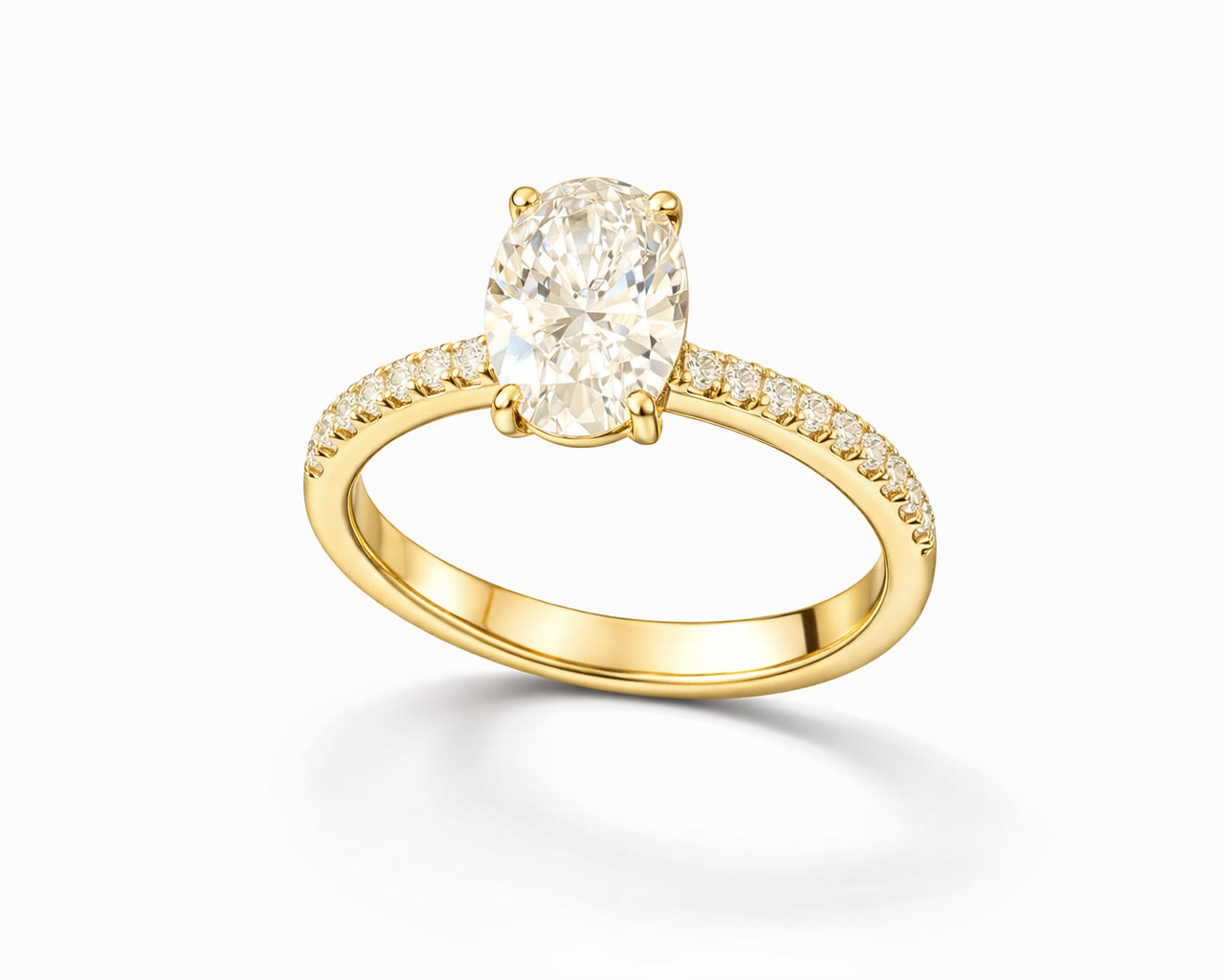 טבעת אובלית משובצת